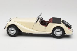 Morgan 4/4 Series II Blanco Kyosho 1:18 08111W Metal - imagen 4 de 8