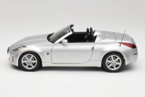 Nissan 350Z Z33 Roadster Diamond Plata AUTOart 1:18 77371 Metal - imagen 4 de 8
