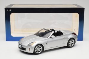 Nissan 350Z Z33 Roadster Diamond Plata AUTOart 1:18 77371 Metal - imagen 8 de 8