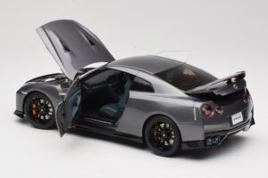 Nissan GT-R R35 Track Edition NISMO Gun Metallic MotorHelix 1:18 M83507 Metal - imagen 5 de 8
