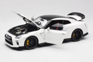 Nissan GT-R R35 Track Edition NISMO Pearl White MotorHelix 1:18 M83518 Metal - imagen 2 de 8