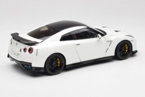Nissan GT-R R35 Track Edition NISMO Pearl White MotorHelix 1:18 M83518 Metal - imagen 3 de 8