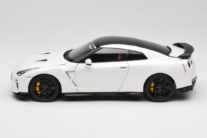 Nissan GT-R R35 Track Edition NISMO Pearl White MotorHelix 1:18 M83518 Metal - imagen 4 de 8