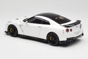 Nissan GT-R R35 Track Edition NISMO Pearl White MotorHelix 1:18 M83518 Metal - imagen 7 de 8