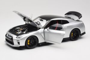 Nissan GT-R R35 Track Edition NISMO T-Spec Ultimate Metal Silver MotorHelix 1:18 M83517 Metal - imagen 2 de 8
