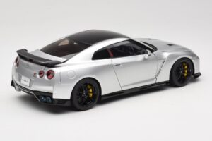Nissan GT-R R35 Track Edition NISMO T-Spec Ultimate Metal Silver MotorHelix 1:18 M83517 Metal - imagen 3 de 8