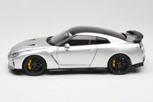 Nissan GT-R R35 Track Edition NISMO T-Spec Ultimate Metal Silver MotorHelix 1:18 M83517 Metal - imagen 4 de 8