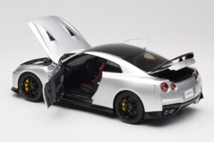 Nissan GT-R R35 Track Edition NISMO T-Spec Ultimate Metal Silver MotorHelix 1:18 M83517 Metal - imagen 5 de 8