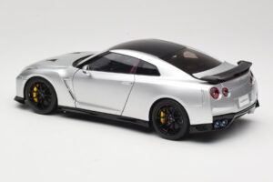 Nissan GT-R R35 Track Edition NISMO T-Spec Ultimate Metal Silver MotorHelix 1:18 M83517 Metal - imagen 7 de 8