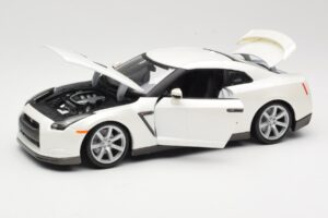 Nissan GT-R R35 Blanco Bburago 1:18 18-12079 Metal - imagen 2 de 8
