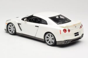 Nissan GT-R R35 Blanco Bburago 1:18 18-12079 Metal - imagen 7 de 8