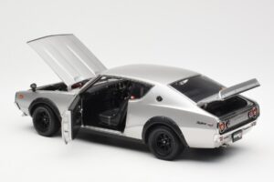 Nissan Skyline 2000 GT-R KPGC110 Plata Kyosho 1:18 08255S Metal - imagen 5 de 8