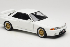 Nissan Skyline GT-R R32 V-Spec II Tuned Crystal White AUTOart 1:18 77416 Metal - imagen 6 de 8