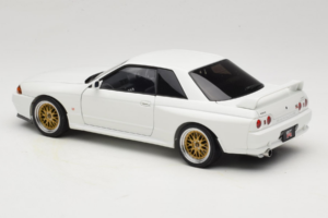 Nissan Skyline GT-R R32 V-Spec II Tuned Crystal White AUTOart 1:18 77416 Metal - imagen 7 de 8