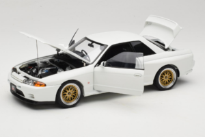 Nissan Skyline GT-R R32 V-Spec II Tuned Crystal White AUTOart 1:18 77416 Metal - imagen 2 de 8