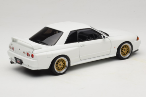 Nissan Skyline GT-R R32 V-Spec II Tuned Crystal White AUTOart 1:18 77416 Metal - imagen 3 de 8