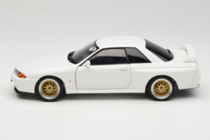 Nissan Skyline GT-R R32 V-Spec II Tuned Crystal White AUTOart 1:18 77416 Metal - imagen 4 de 8