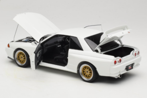 Nissan Skyline GT-R R32 V-Spec II Tuned Crystal White AUTOart 1:18 77416 Metal - imagen 5 de 8
