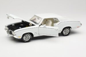 Oldsmobile Cutlass SX Blanco ERTL 1:18 33775 Metal - imagen 2 de 8