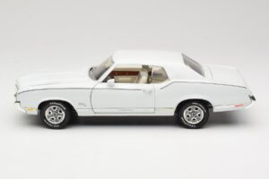 Oldsmobile Cutlass SX Blanco ERTL 1:18 33775 Metal - imagen 4 de 8