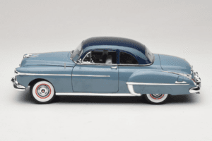 Oldsmobile 88 Azul Grease Auto World 1:18 AWSS103/06 Metal - imagen 4 de 8