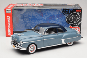 Oldsmobile 88 Azul Grease Auto World 1:18 AWSS103/06 Metal - imagen 8 de 8