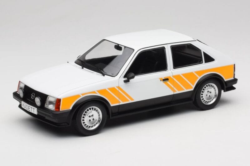 Opel Kadett D SR Blanco con Decor Amarillo MCG 1:18 MCG18534 Metal