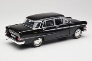 Opel Kapitan P1 Negro Revell 1:18 08822 Metal - imagen 3 de 8