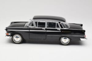 Opel Kapitan P1 Negro Revell 1:18 08822 Metal - imagen 4 de 8