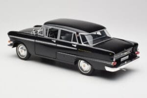 Opel Kapitan P1 Negro Revell 1:18 08822 Metal - imagen 7 de 8