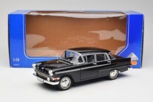 Opel Kapitan P1 Negro Revell 1:18 08822 Metal - imagen 8 de 8