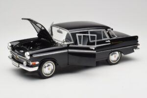 Opel Kapitan P2 Negro Revell 1:18 08821 Metal - imagen 2 de 8
