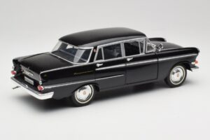 Opel Kapitan P2 Negro Revell 1:18 08821 Metal - imagen 3 de 8