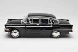 Opel Kapitan P2 Negro Revell 1:18 08821 Metal - imagen 4 de 8