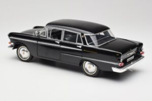 Opel Kapitan P2 Negro Revell 1:18 08821 Metal - imagen 7 de 8