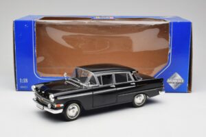Opel Kapitan P2 Negro Revell 1:18 08821 Metal - imagen 8 de 8