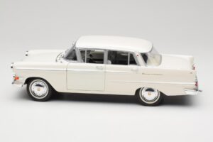 Opel Kapitan P2 Blanco Revell 1:18 08821-M1 Metal - imagen 4 de 8