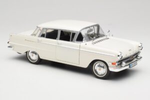 Opel Kapitan P2 Blanco Revell 1:18 08821-M1 Metal - imagen 6 de 8