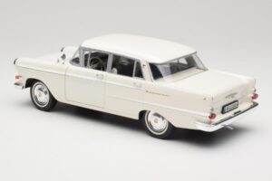 Opel Kapitan P2 Blanco Revell 1:18 08821-M1 Metal - imagen 7 de 8