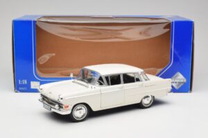 Opel Kapitan P2 Blanco Revell 1:18 08821-M1 Metal - imagen 8 de 8