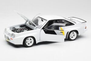 Opel Manta 400 Homologation Blanco Revell 1:18 8819 Metal - imagen 2 de 8