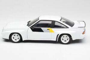 Opel Manta 400 Homologation Blanco Revell 1:18 8819 Metal - imagen 4 de 8