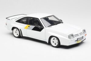 Opel Manta 400 Homologation Blanco Revell 1:18 8819 Metal - imagen 6 de 8