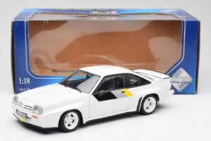 Opel Manta 400 Homologation Blanco Revell 1:18 8819 Metal - imagen 8 de 8