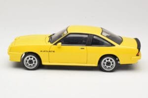 Opel Manta B GT/E Amarillo Revell 1:18 08421 Metal - imagen 4 de 8