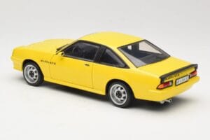 Opel Manta B GT/E Amarillo Revell 1:18 08421 Metal - imagen 7 de 8