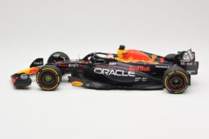 Oracle Red Bull Racing RB19 #1 M. Verstappen Winner Italian GP 2023 Minichamps 1:18 110231501 Metal - imagen 3 de 6