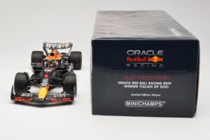 Oracle Red Bull Racing RB19 #1 M. Verstappen Winner Italian GP 2023 Minichamps 1:18 110231501 Metal - imagen 6 de 6