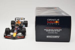 Oracle Red Bull Racing RB19 #1 M. Verstappen Winner Miami GP 2023 Minichamps 1:18 110230501 Metal - imagen 6 de 6