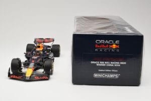 Red Bull Racing RB20 #1 M. Verstappen Winner China GP 2024 Minichamps 1:18 110240501 Metal - imagen 6 de 6